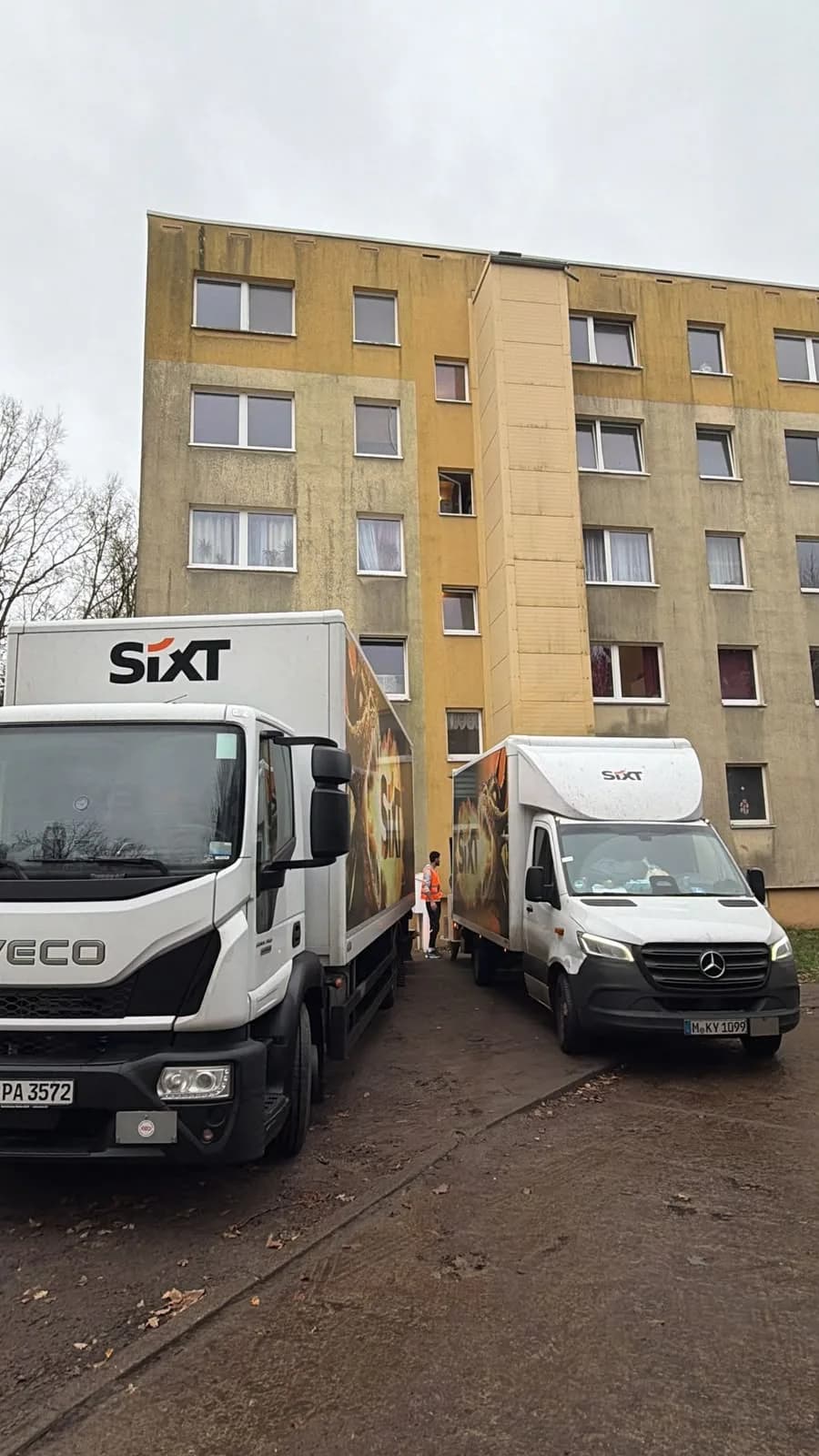 Zwei Transporter im Einsatz vor einem Wohnhaus in Berlin